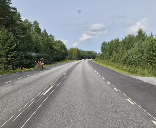 Carretera amb voral senyalitzat per a ciclistes